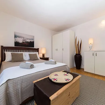 House With A Parking Space - 15397 Holiday home